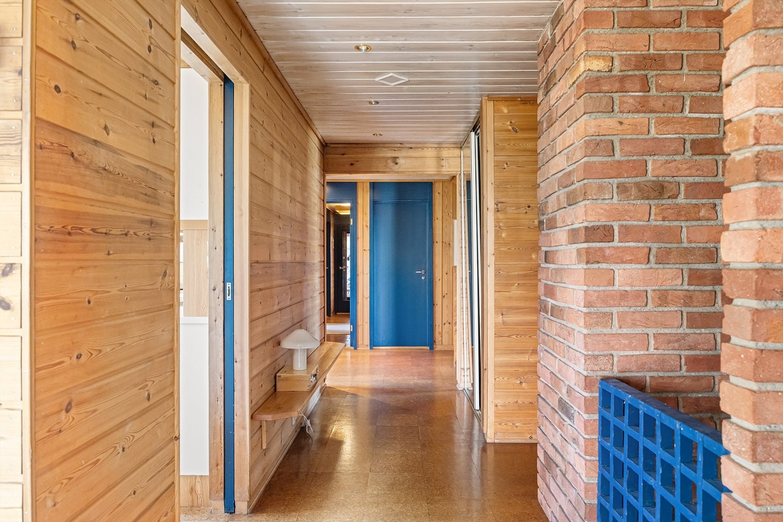 Gang i underetasje, det er pipeløp på høyre side. Galleribilde