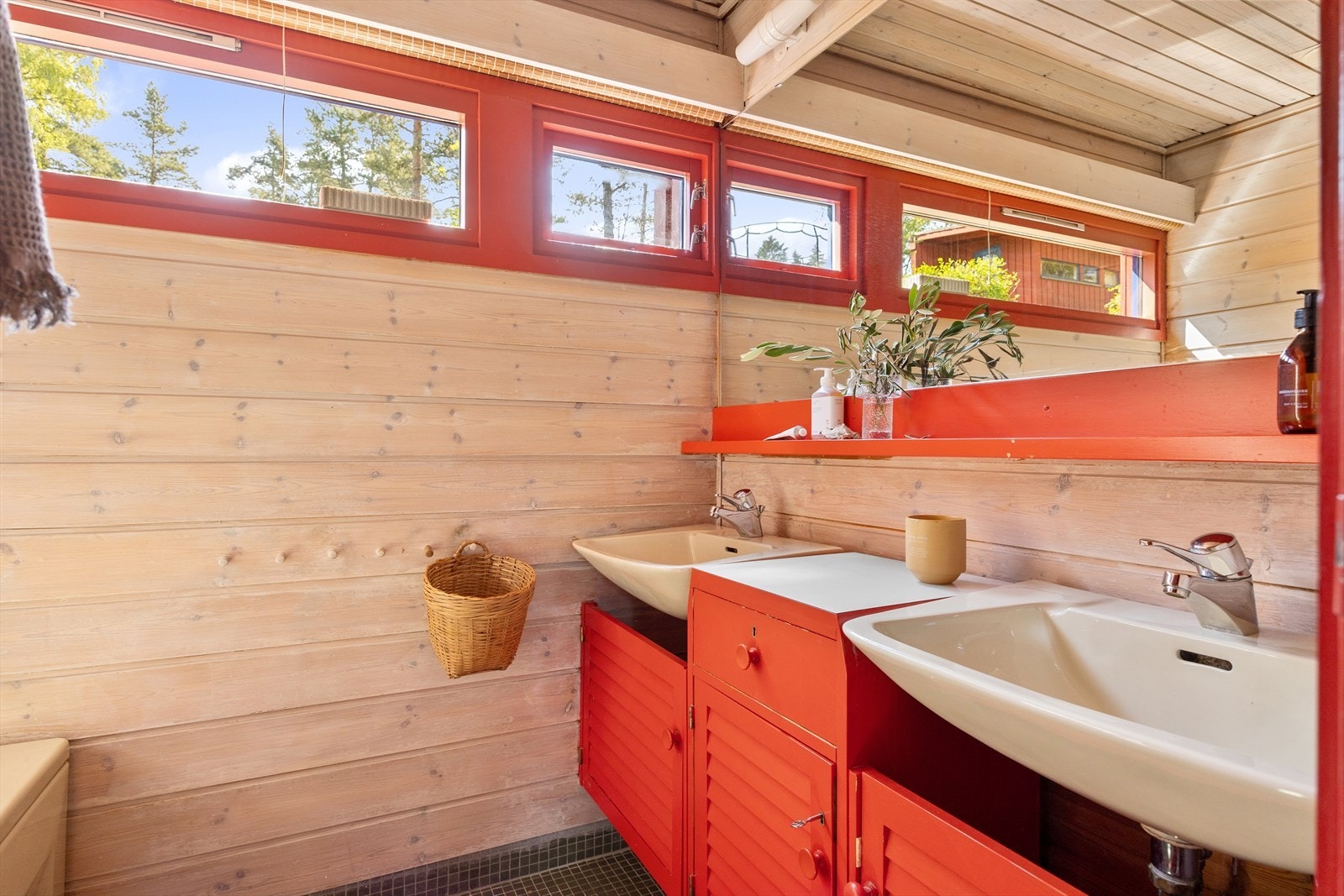 Bad med to servanter og badekar. Galleribilde