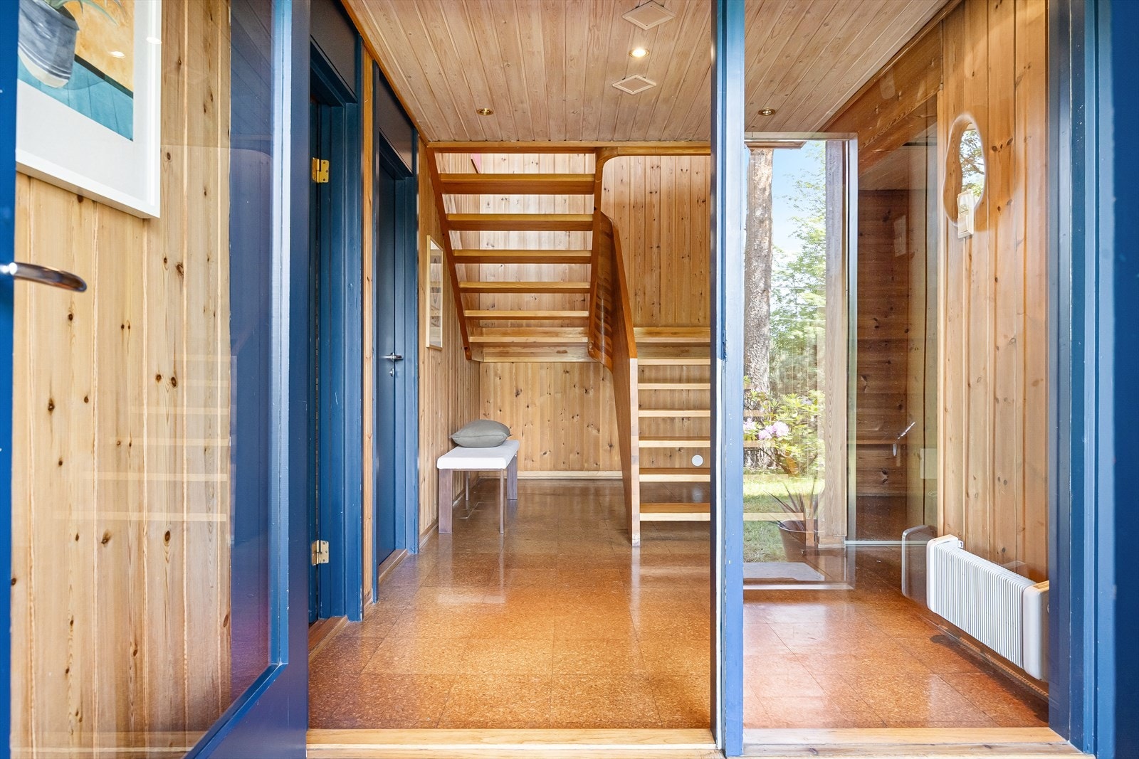 Innbydende entré med god plass til oppbevaring av yttertøy og sko. Her finner du også en skyvedørsgarderobe. Galleribilde