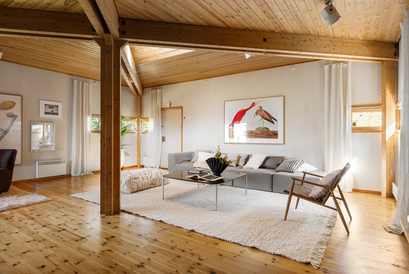 Stuen har egen inngang fra husets bakside og egner seg godt som en separat gjestedel. Galleribilde