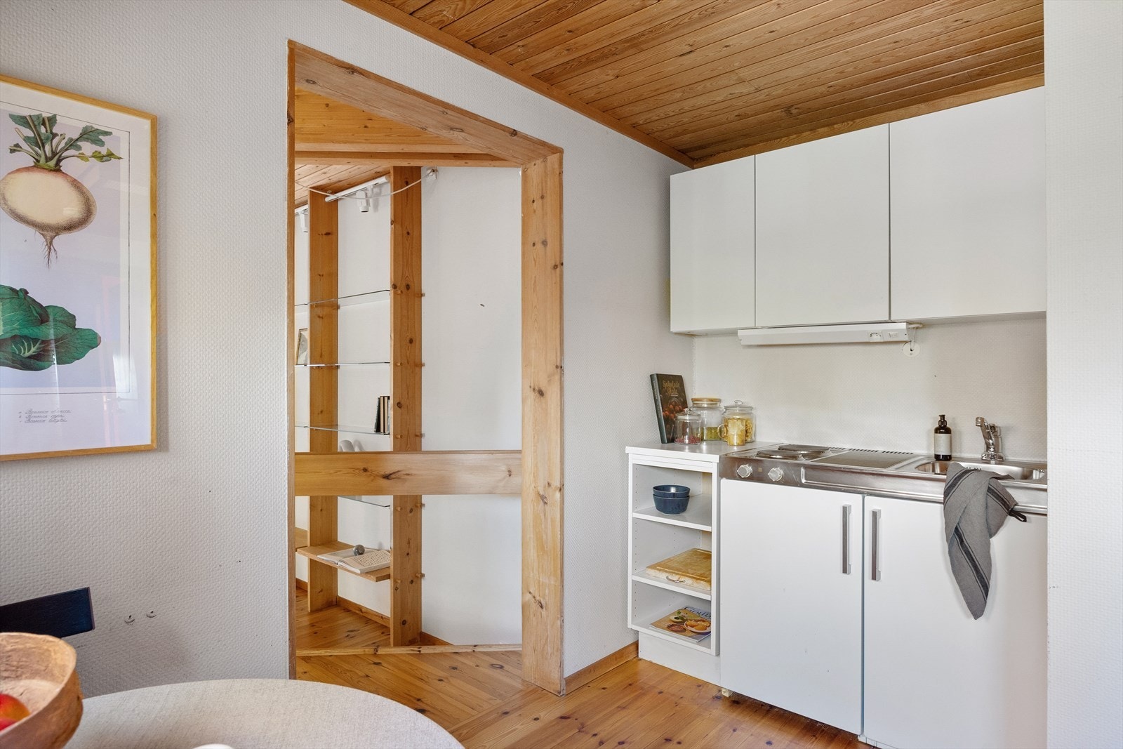 Mellom de to stuene finner du en liten, praktisk kjøkkendel. Galleribilde