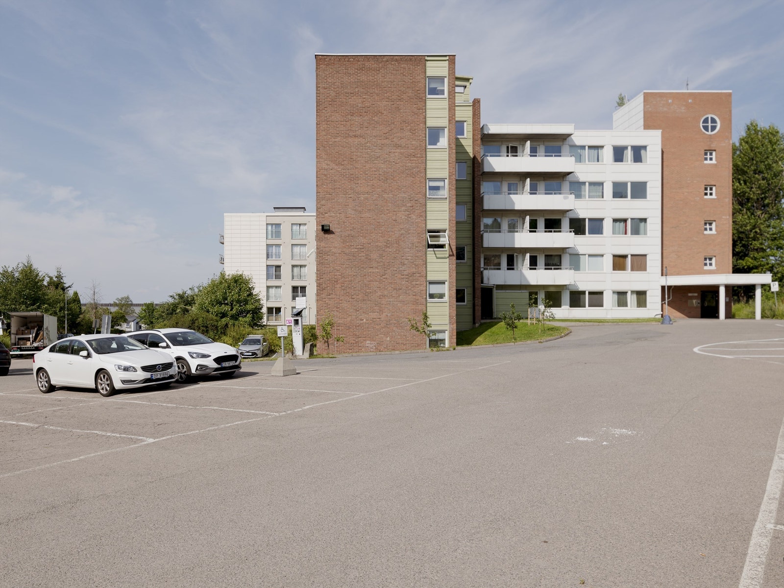 Det er mulighet for leie av parkeringsplasser med eller uten tilgang på El-bil lader rett utenfor blokka. Galleribilde