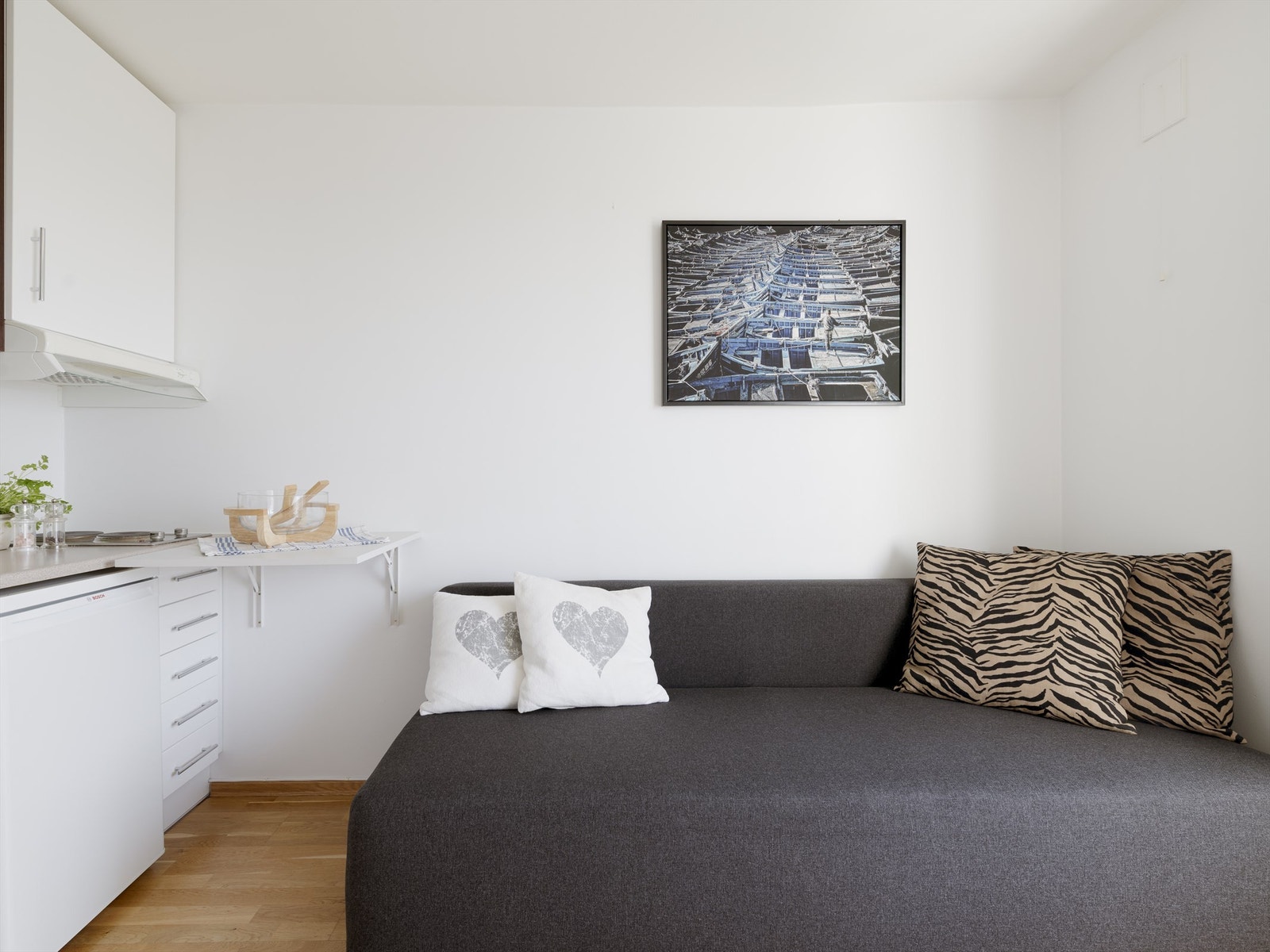Ved kjøkkenet er det god plass til en sovesofa eller seng og et praktisk bord som felles ut fra veggen for ekstra benkeplass når du skal lage mat. Galleribilde