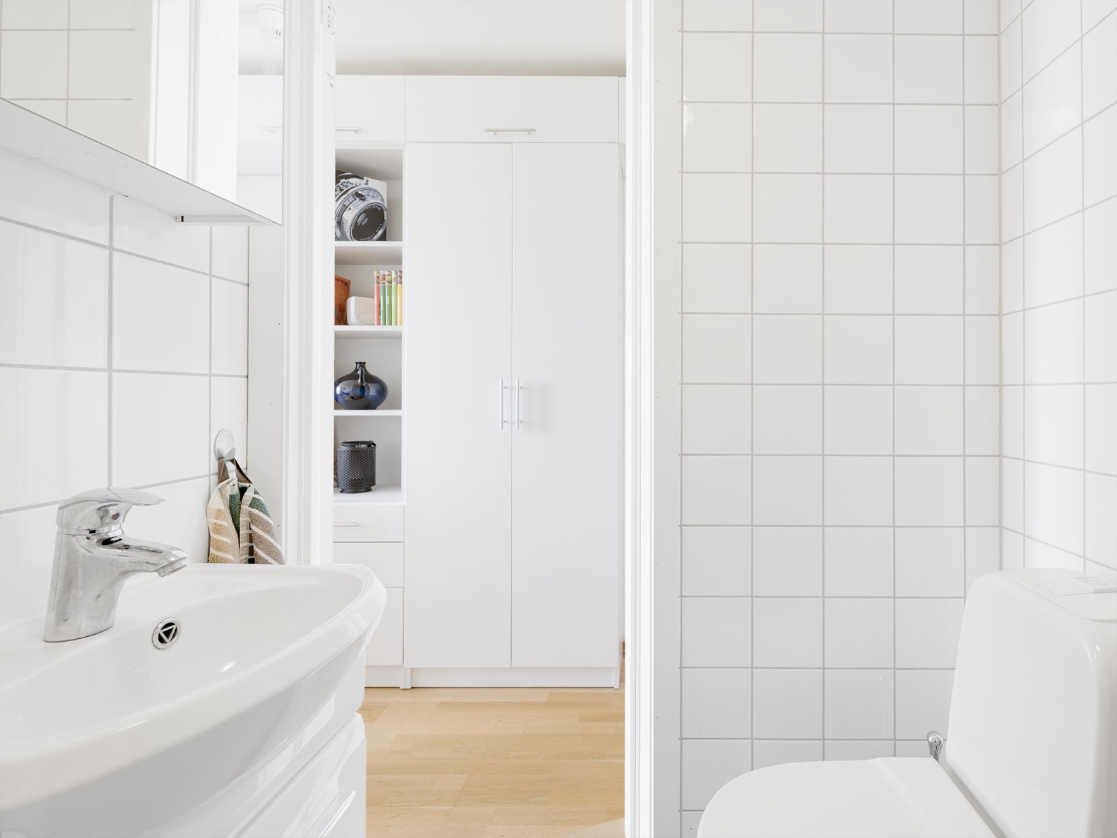 Lintøy og håndklær kan oppbevares i underskapet til servanten, eller i gangen like på yttersiden av badet for enkel tilgang. Galleribilde