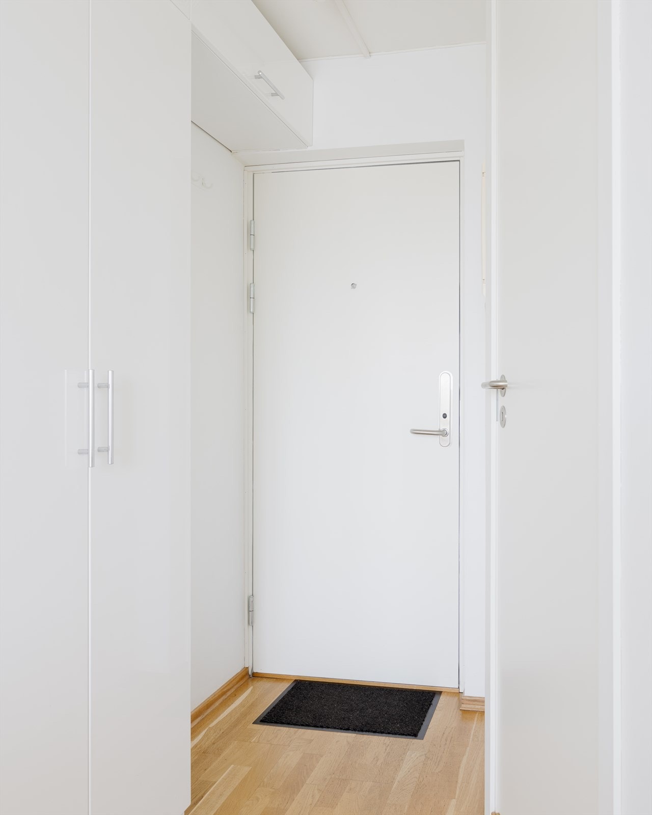 Ved entréen er det garderobeskap og plass til å sette opp sko-skap for ytterligere plassutnyttelse. Galleribilde