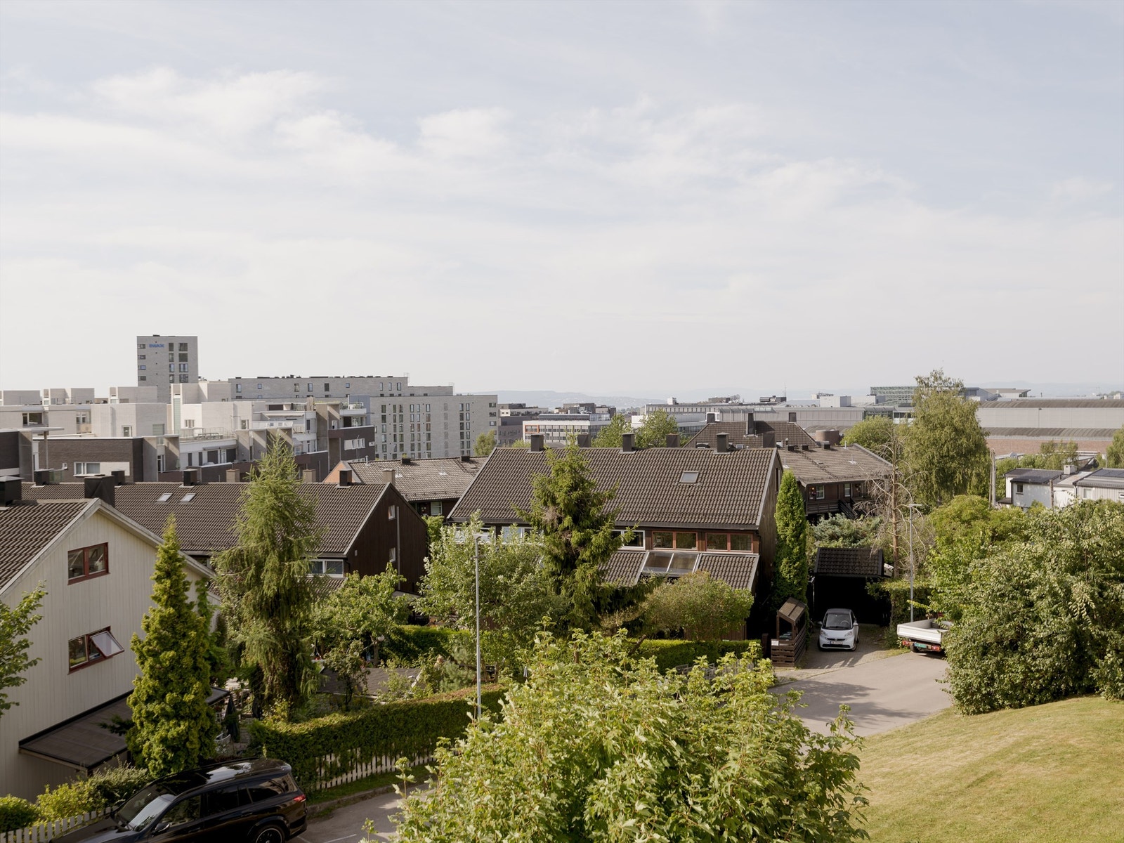 Fra stuen er ser du ut over byens tak og det grønne nærområdet. Galleribilde