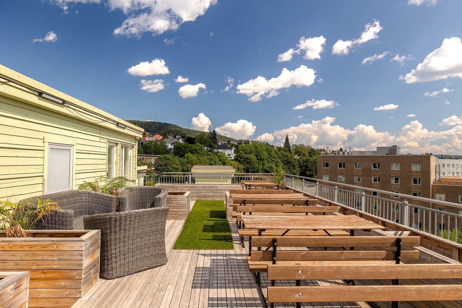 Takterrassen er det perfekte samlingsstedet på godværsdager og har flere fine sittegrupper. Galleribilde