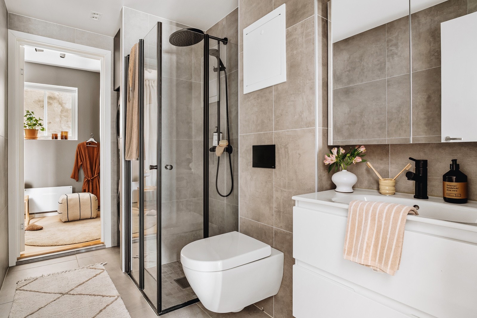 - Delikat helfliset bad med varmekabler og spotlights - Galleribilde