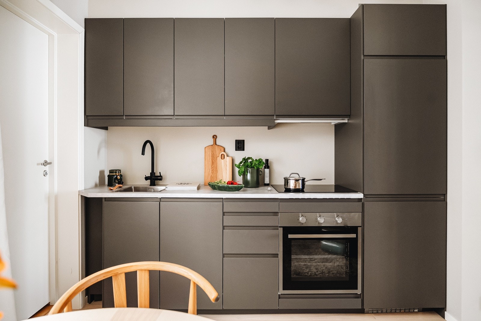 - Lekkert, stilrent kjøkken med integrerte hvitevarer - Galleribilde