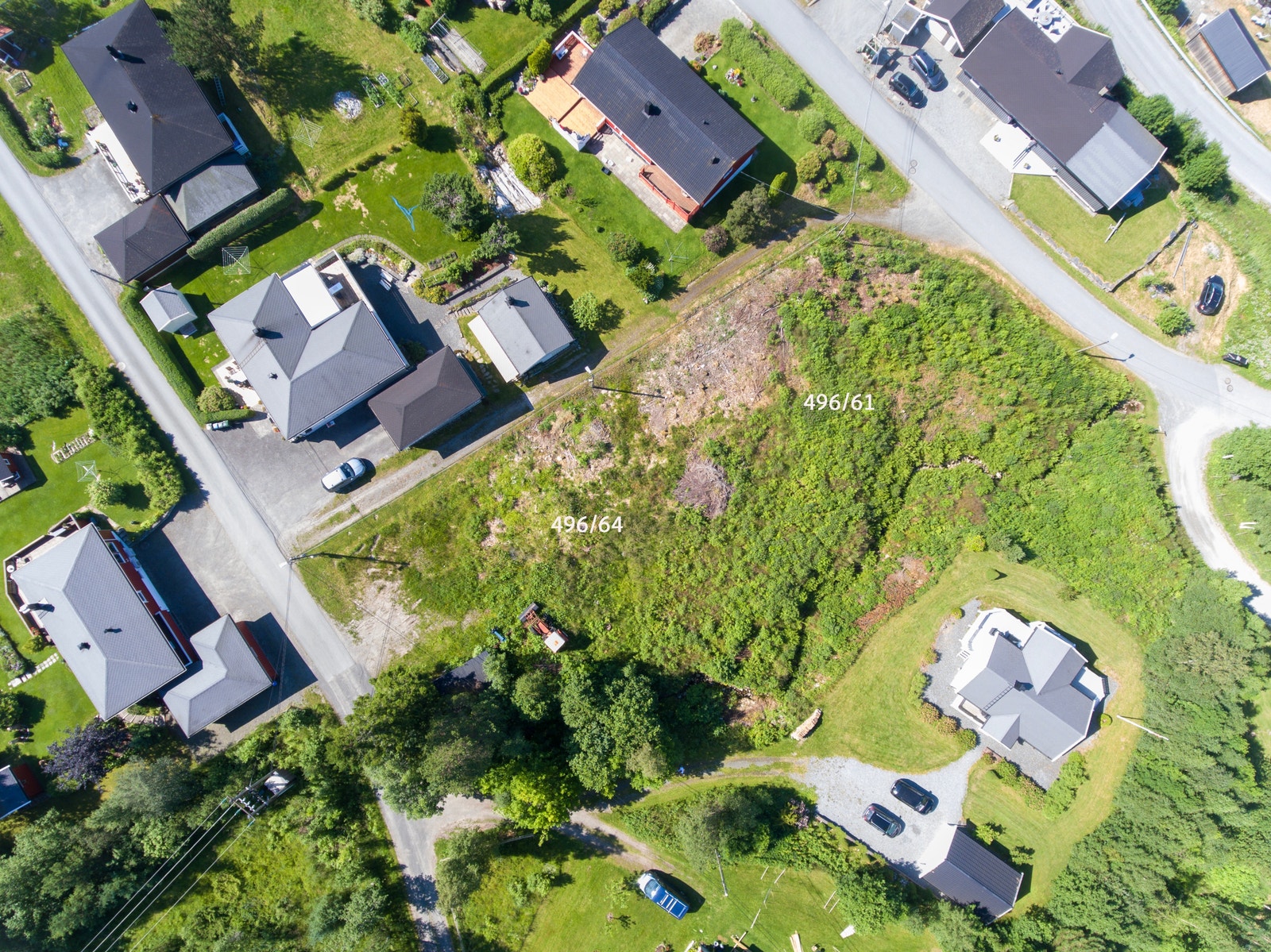 Tomtene måler romslige 988 og 985 kvm. Galleribilde