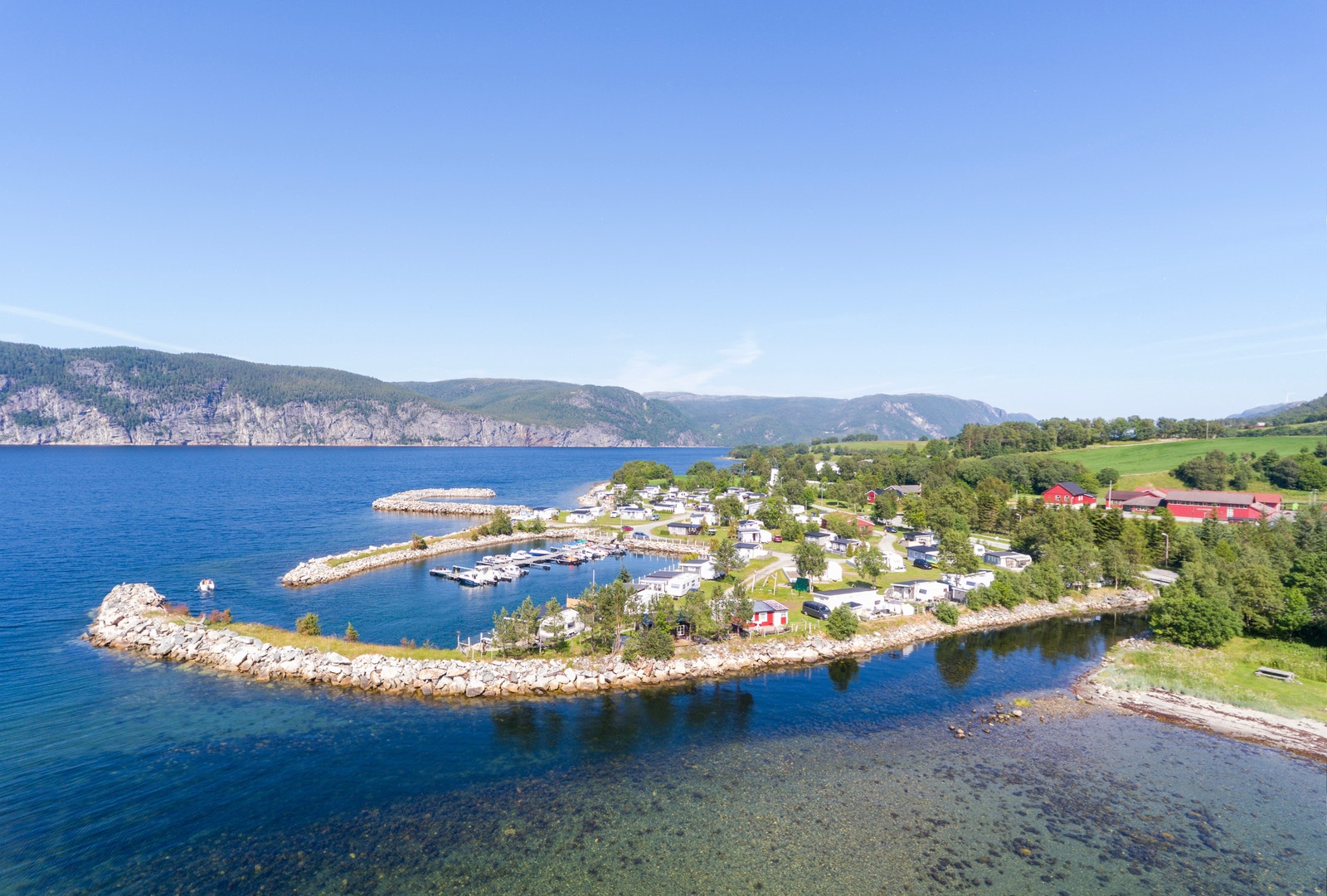 Nærhet til badestrand og småbåthavn Galleribilde