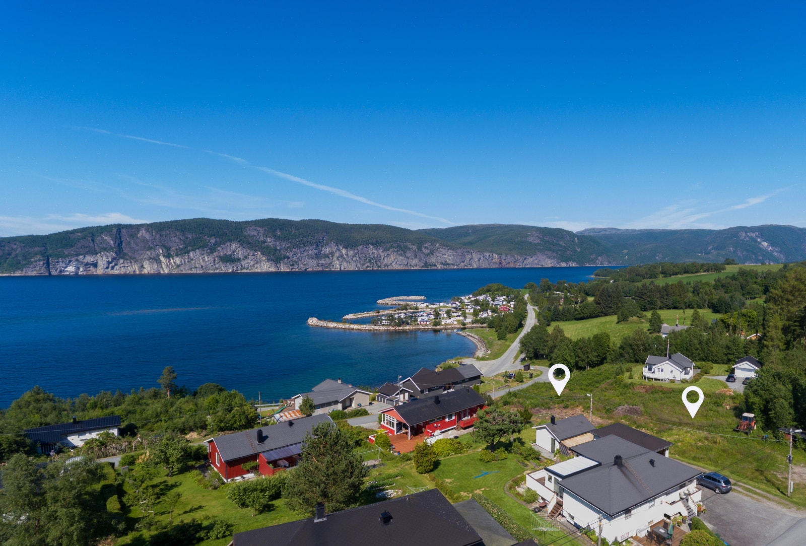 Tomtene ligger idyllisk til på Hyllberget og Vennastranda Galleribilde