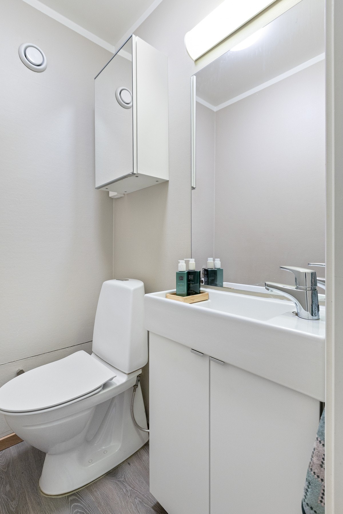 I tillegg finnes et praktisk separat toalettrom innredet med servant, speilskap og gulvstående toalett.t. Galleribilde