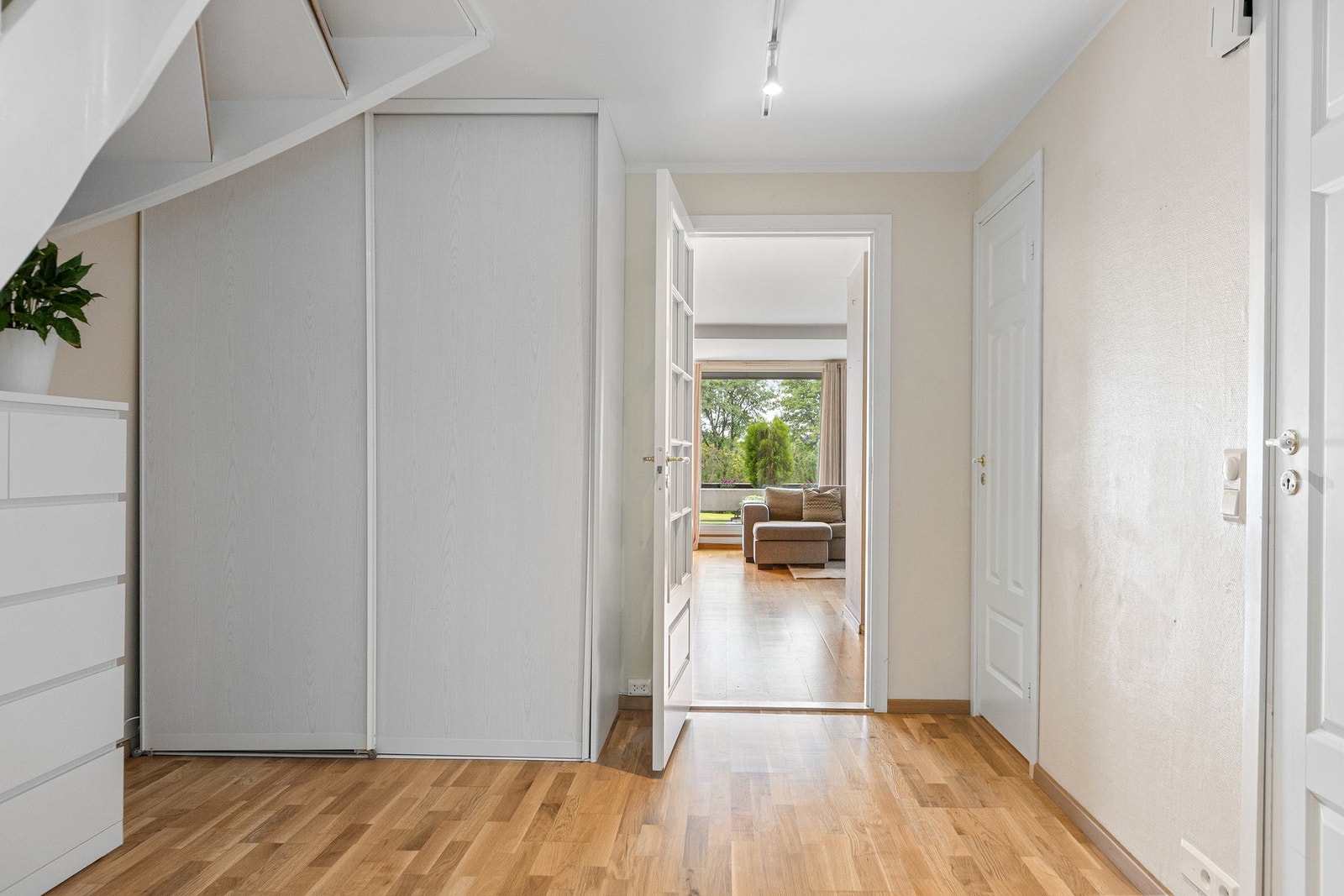 Det er rikelig med lagringsmuligheter i plassbygget garderobeskap i trapperom. Galleribilde