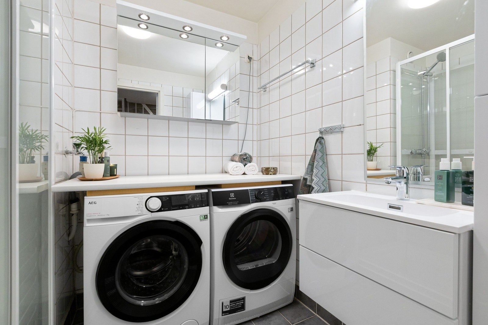 På badet er det opplegg for vaskemaskin og plass til tørketrommel. Galleribilde