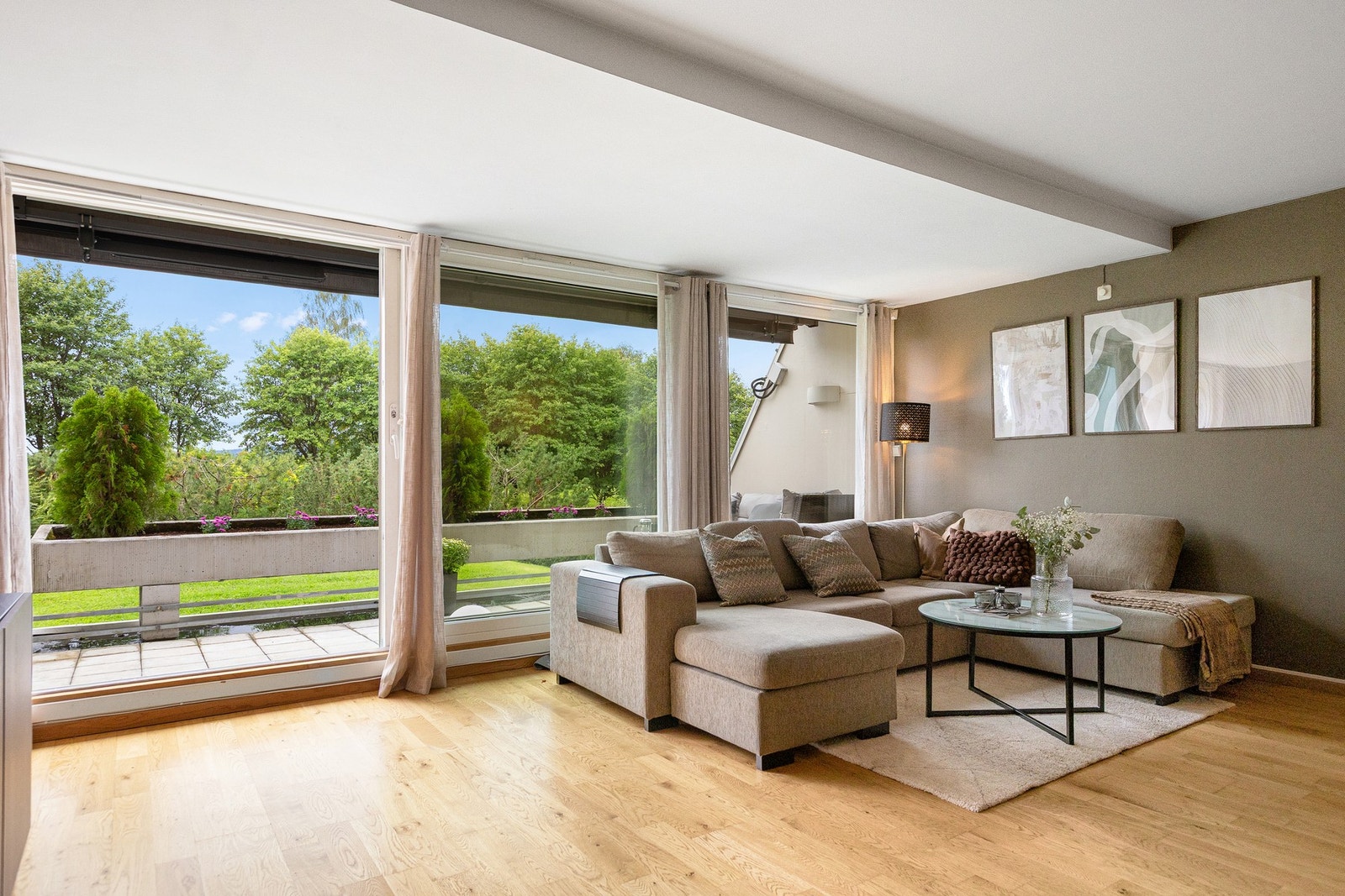 De store vindusflatene slipper inn rikelig med dagslys og skaper en luftig atmosfære. Galleribilde