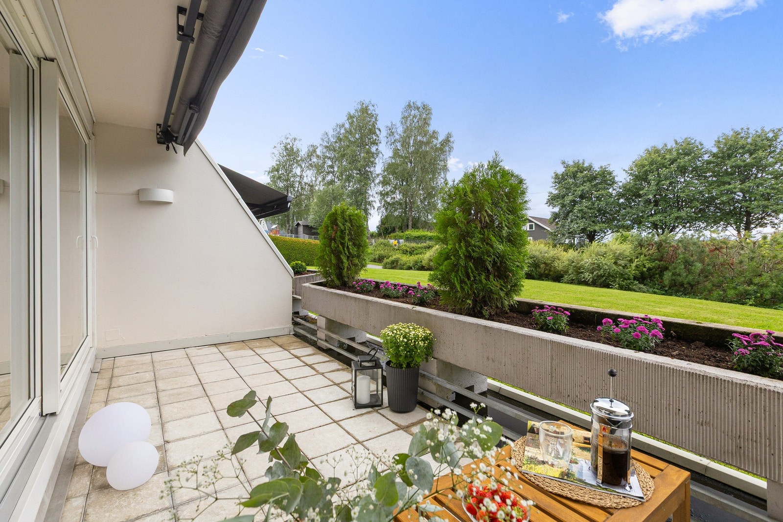 Her er det rikelig med plass til utemøbler og grill, og uteplassen fungerer som en naturlig forlengelse av stuen på varme sommerdager. Galleribilde