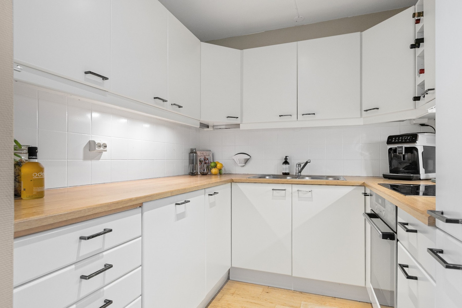 Kjøkkenet er utstyrt med integrerte hvitevarer som induksjonstopp, stekeovn, oppvaskmaskin og kjøl/frys. Galleribilde