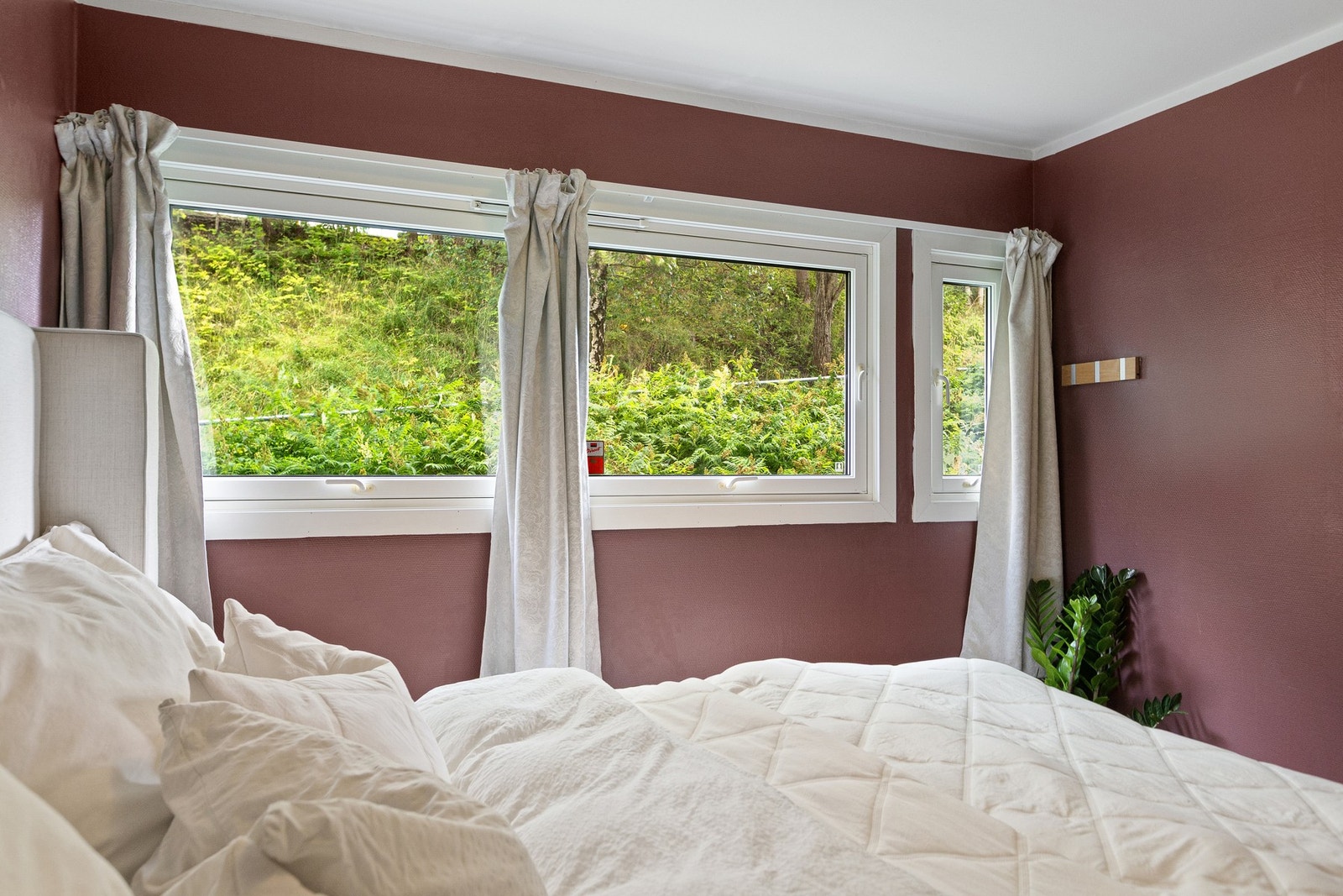 Hovedsoverommet har god plass til dobbeltseng, nattbord og annet ønsket møblement. Galleribilde