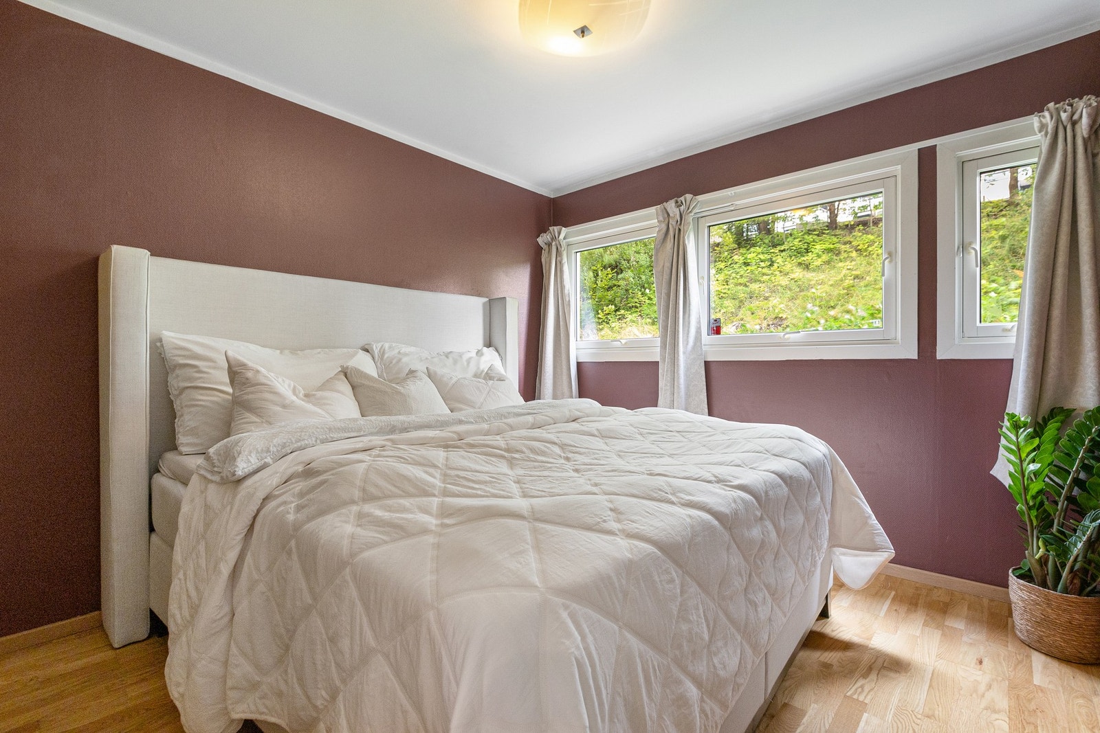 Leiligheten har to gode soverom med laminatgulv og moderne fargevalg på veggene. Galleribilde