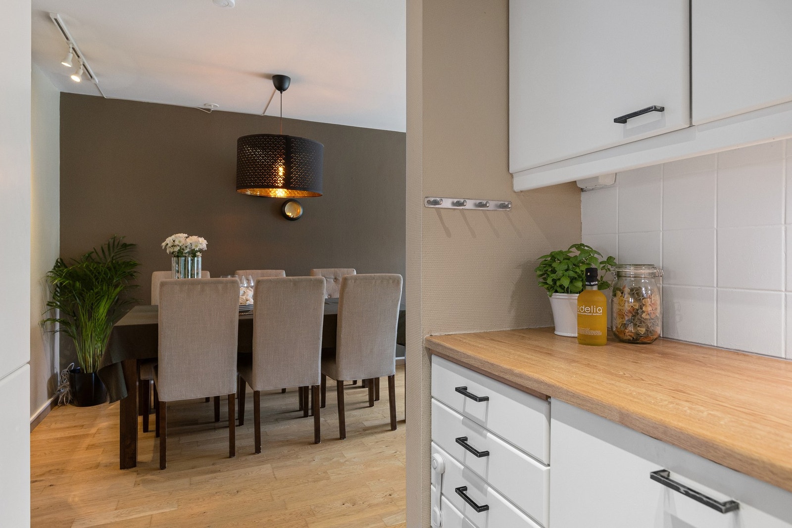 Kjøkkenet ligger adskilt fra stuen og er innredet med glatte fronter og belysning under overskapene. Galleribilde