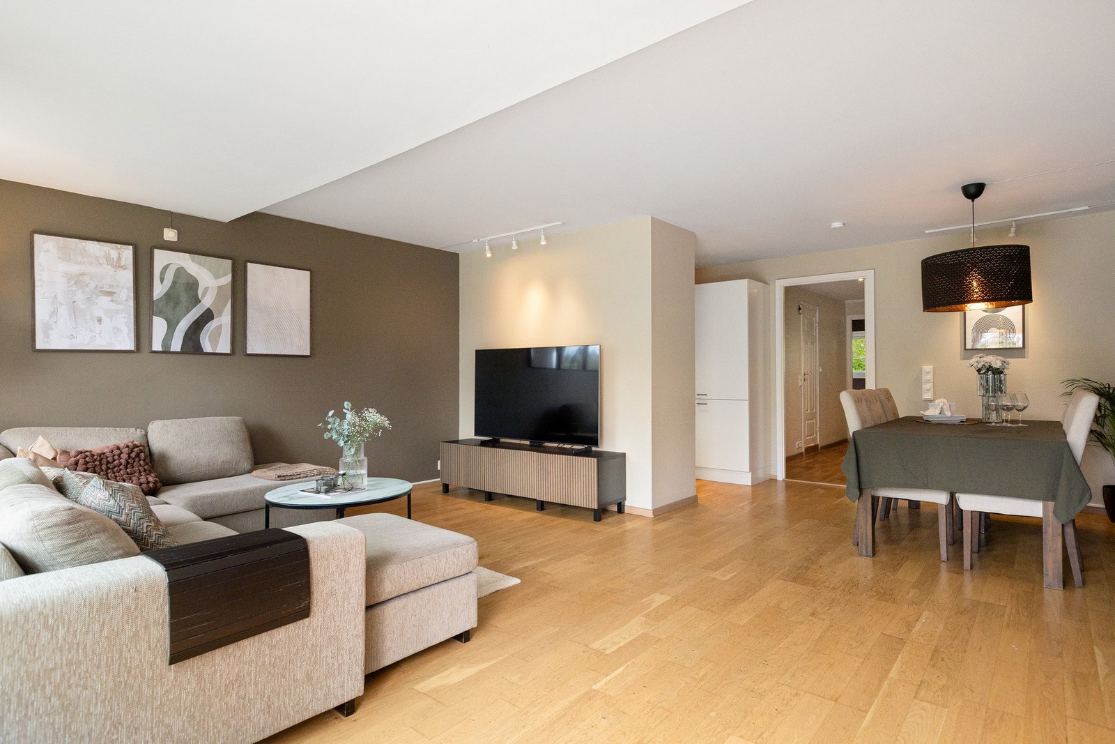 Tostavs parkett strekker seg gjennom både stue og kjøkken, og gir en helhetlig utførelse. Galleribilde