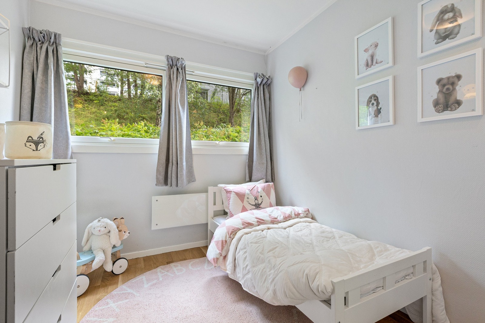 Det andre soverommet har også plass til alt en skulle trenge. Galleribilde