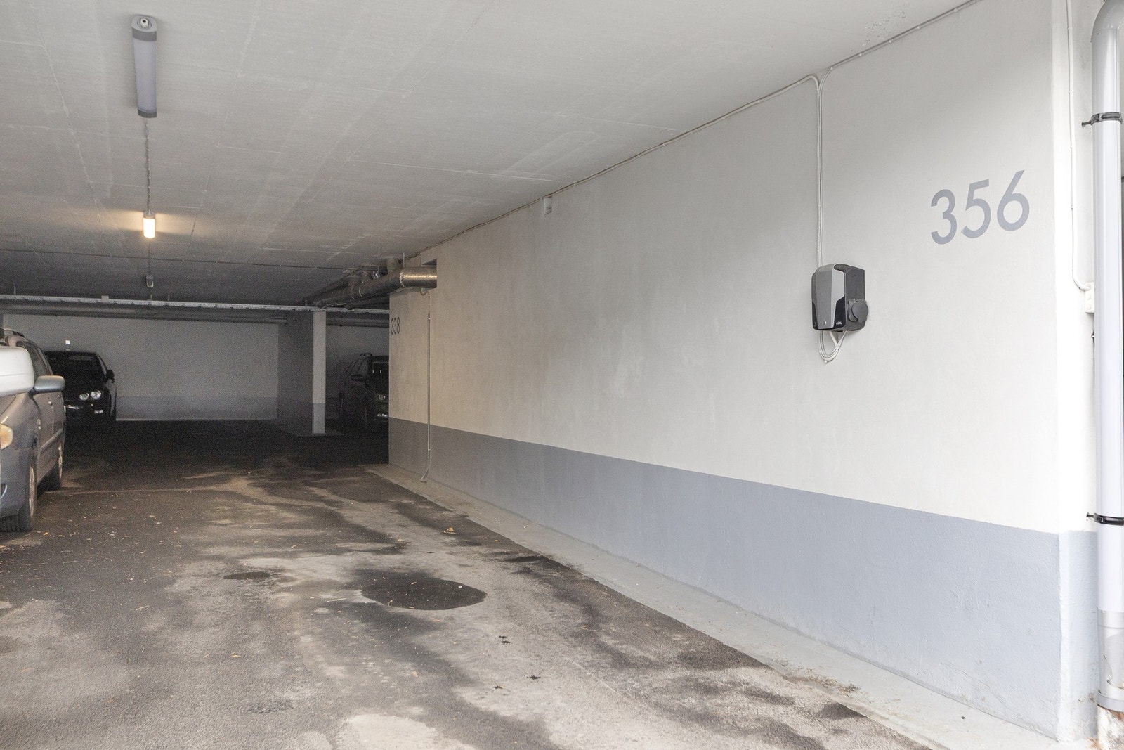 Parkeringsplass med elbil lader i garasje Galleribilde