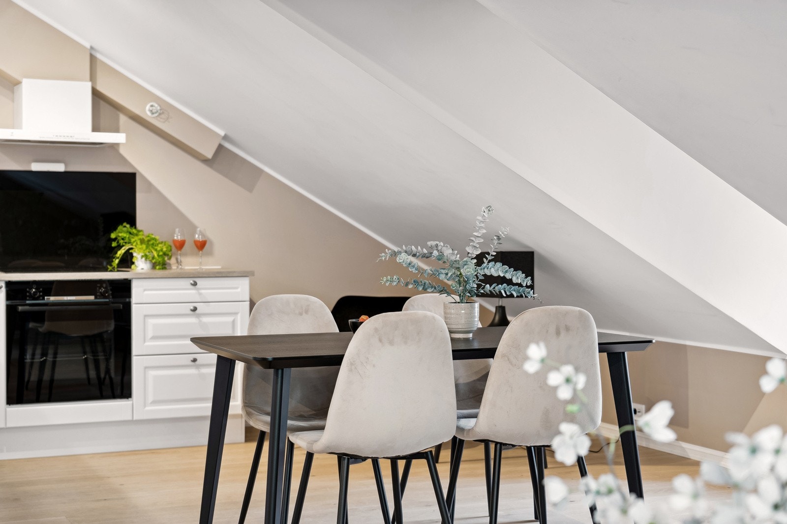 Spisestue med god plass til hyggelige sammenkomster. Galleribilde