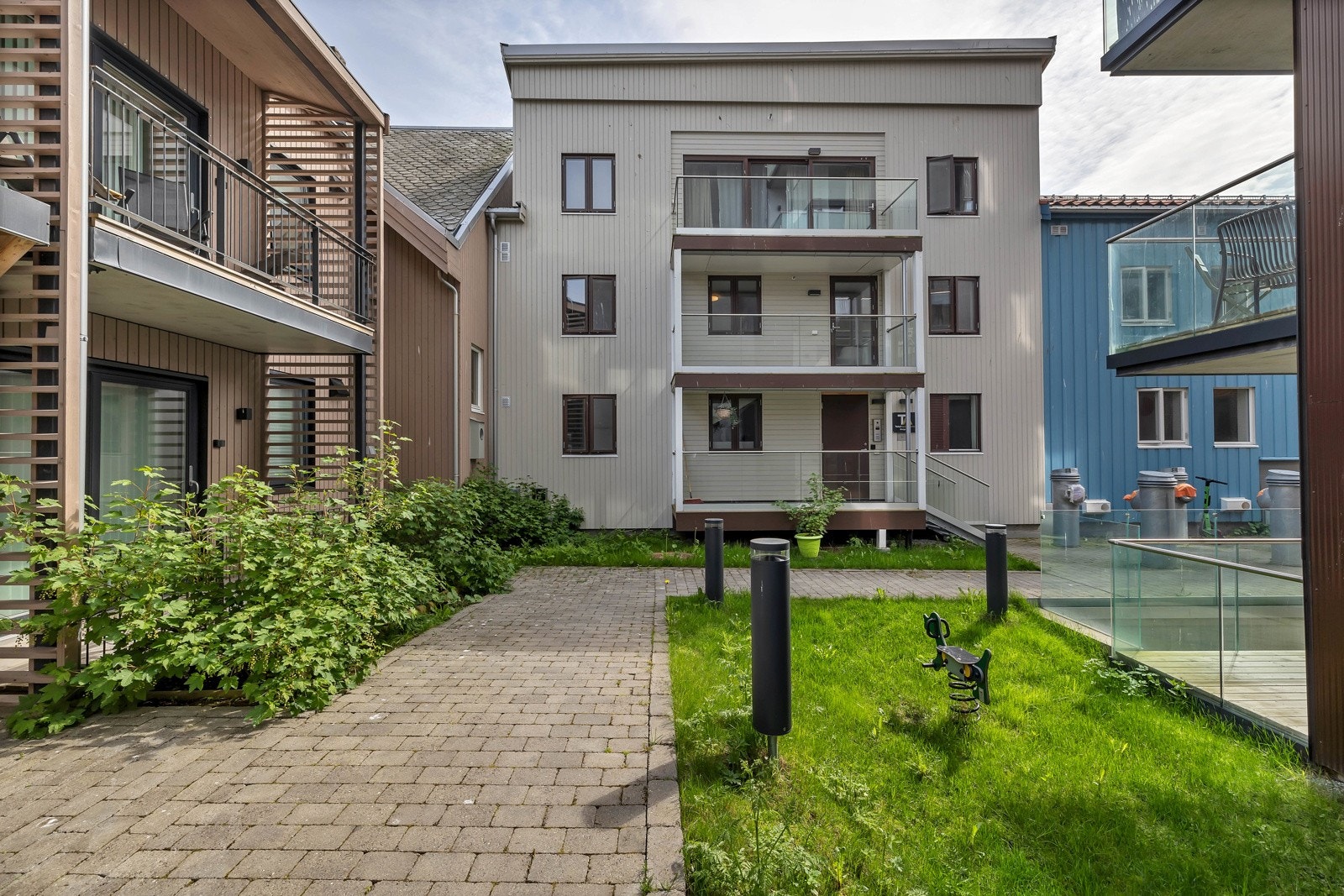 Veldig innbydende og hyggelig bakgård. Galleribilde
