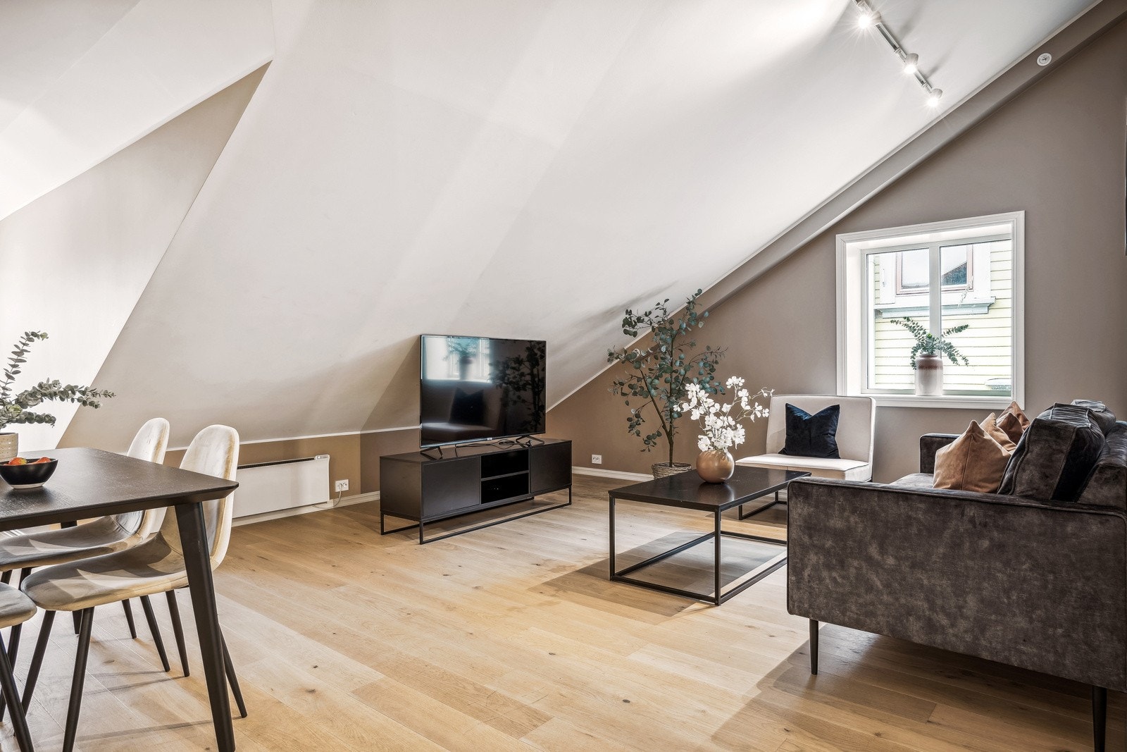 Stue med vindusflater og godt med lysinnslipp. Galleribilde