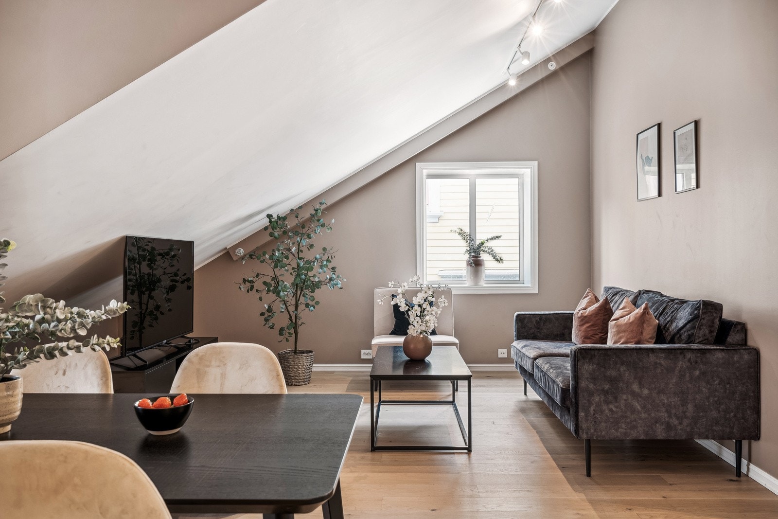 Storhayg + partnere presenterer denne sjeldne 3-roms toppetasjeleiligheten! Galleribilde