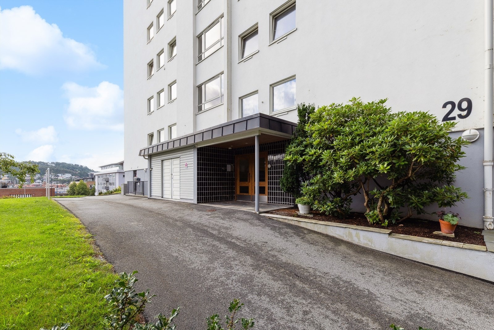 Felles, overbygget inngangsparti med adkomst via både trapp og heis. Galleribilde