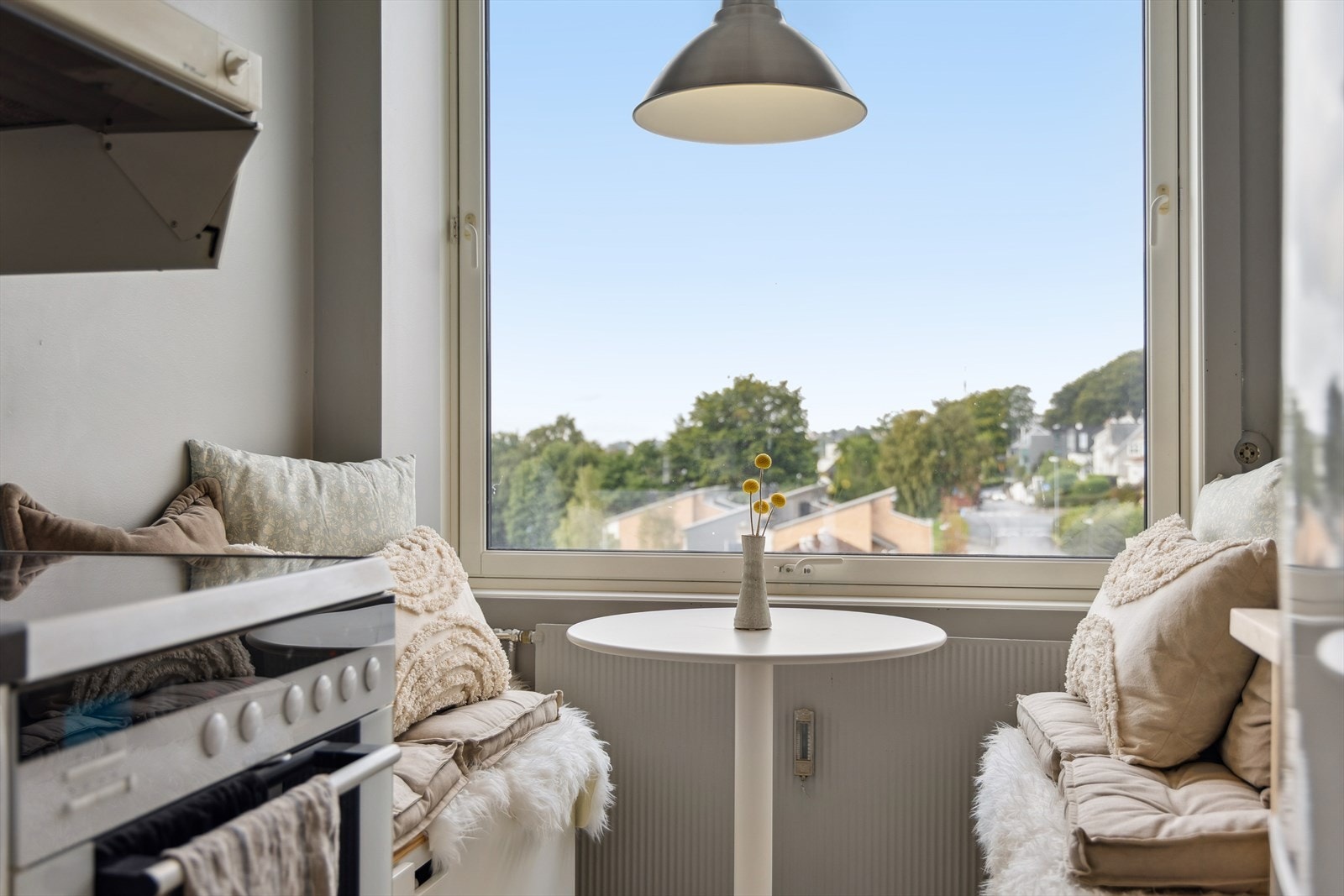 Kjøkkenet har plass til hyggelig spiseplass ved vinduet- nydelig utsikt! Galleribilde