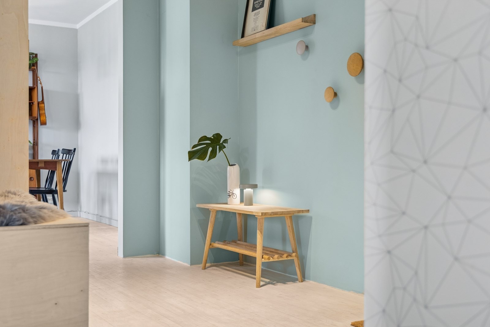 Innenfor døren ønsker en hyggelig entre velkommen inn. Galleribilde