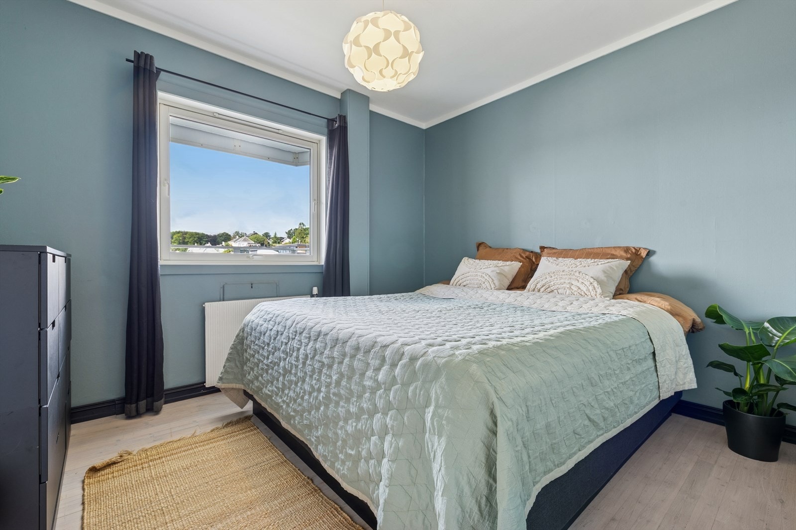 Soverommet er romslig og gir god plass til stor seng, nattbord og annet møblement etter behov. Galleribilde