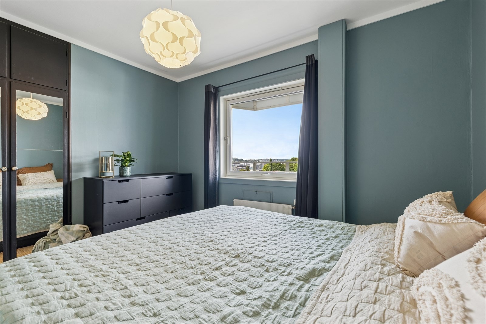 Et garderobeskap med speilfronter gir både praktisk oppbevaring og en illusjon av større romfølelse. Galleribilde