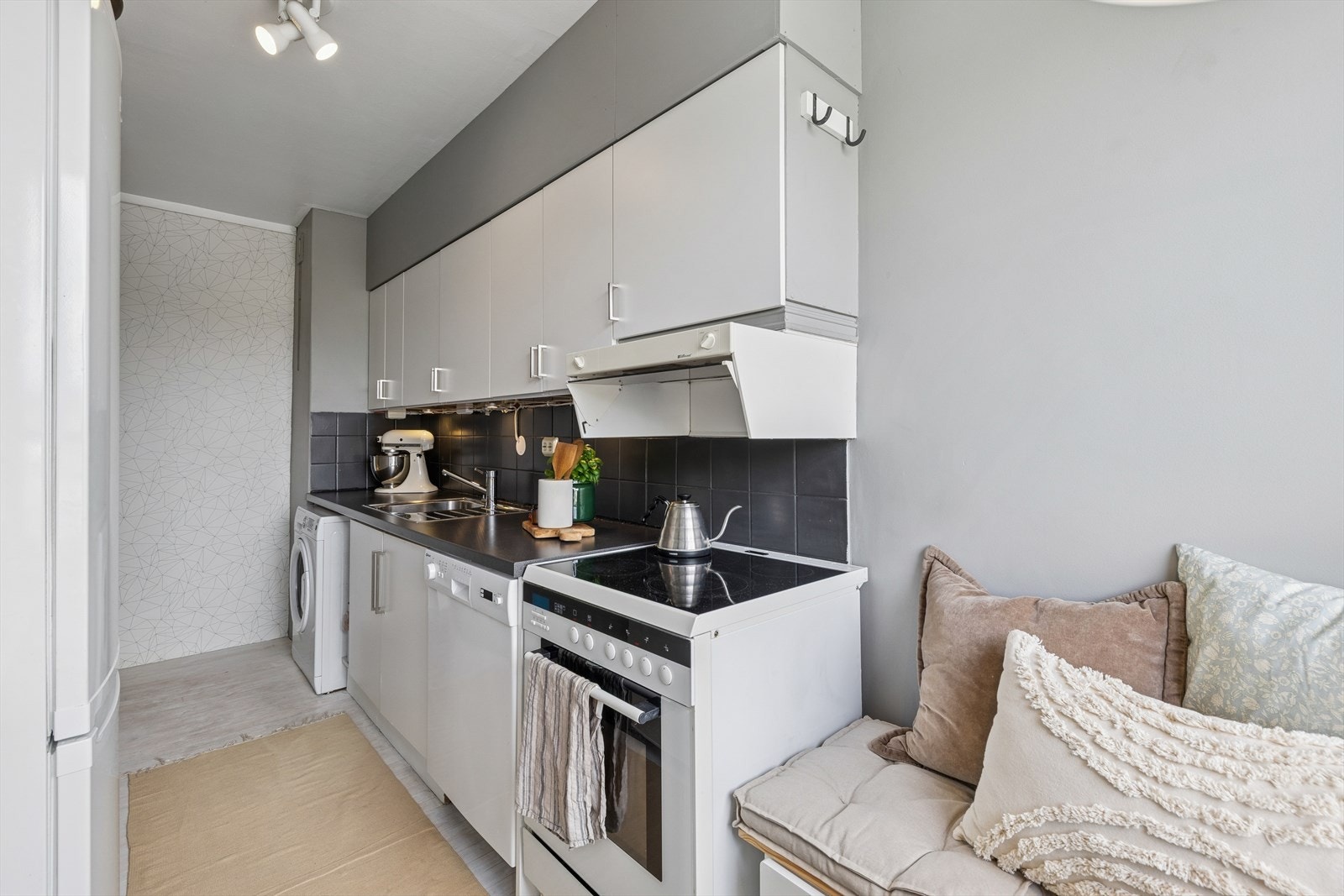 Innredningen består av glatte fronter og laminat benkeplate med nedfelt vask av stål. Galleribilde