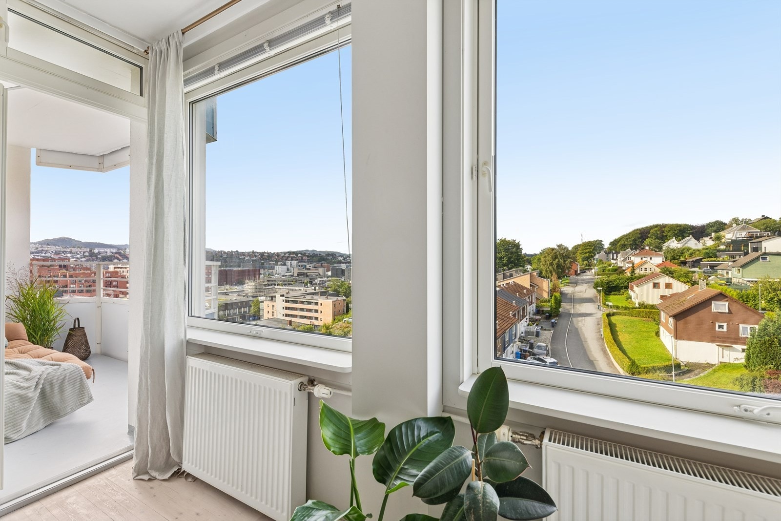 Fra stuen og balkongen er det vidstrakt utsikt utover byen og nærområdet. Galleribilde