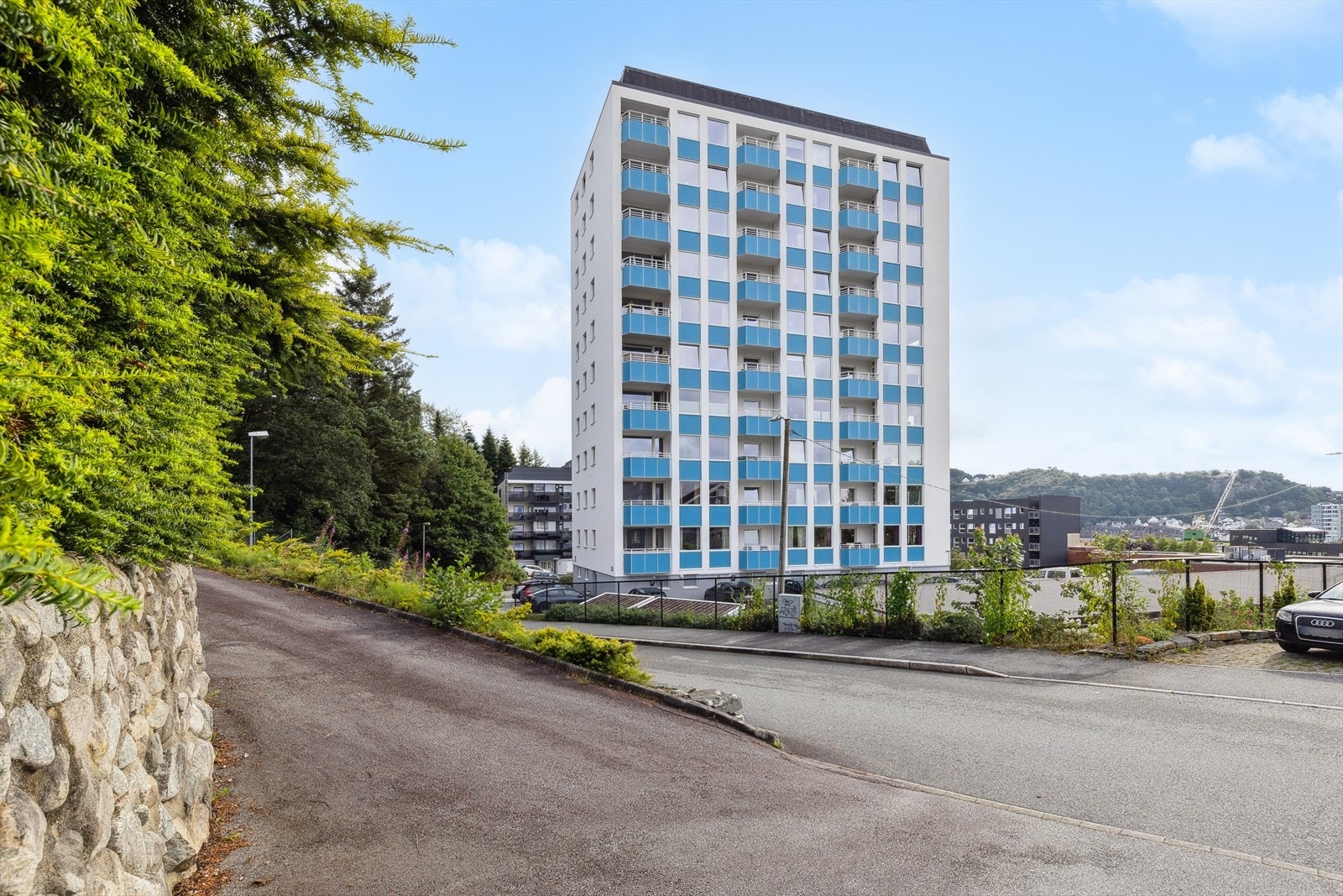 Boligkompleks oppført i 1960. Bygget har heis. Galleribilde