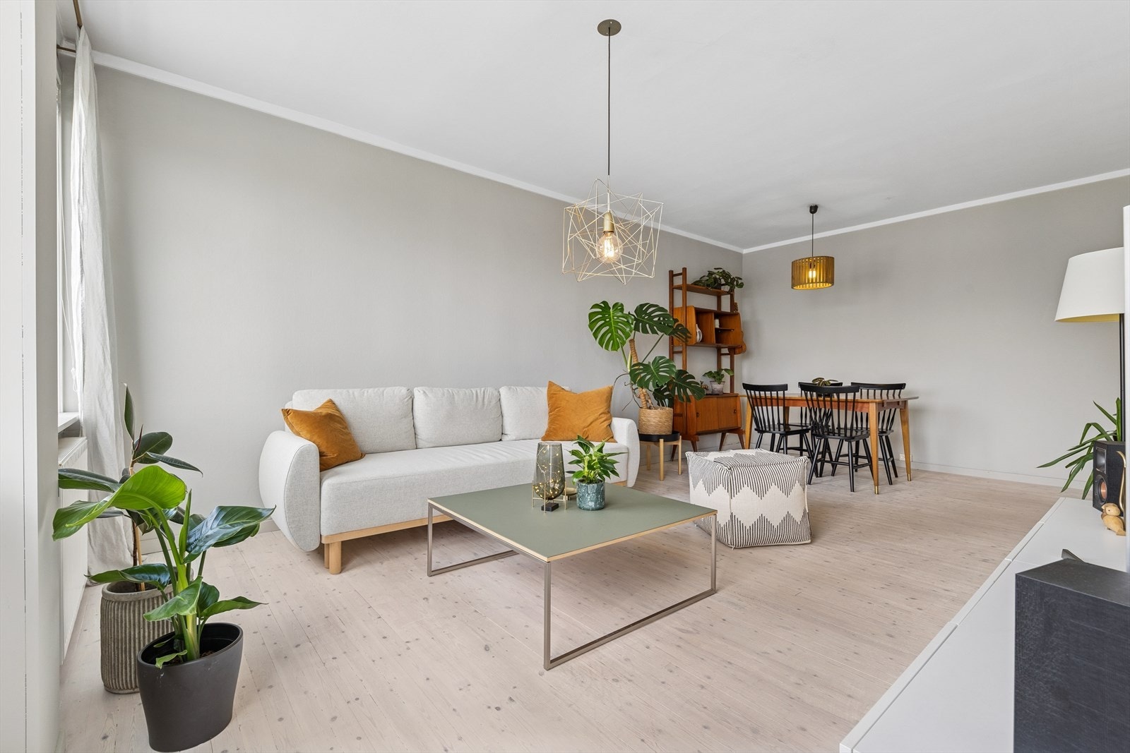 Gjennomgående leilighet med tregulv og lyse fargetoner på veggene. Galleribilde