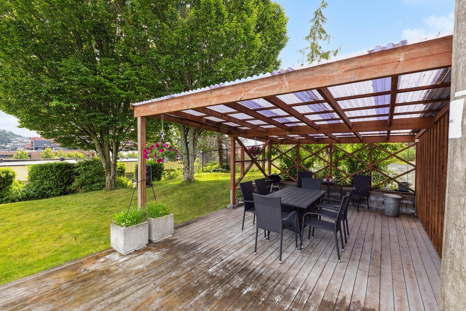 Borettslaget har etablert en hyggelig uteplass med sittegruppe og pergola - et fint samlingspunkt for beboerne. Galleribilde