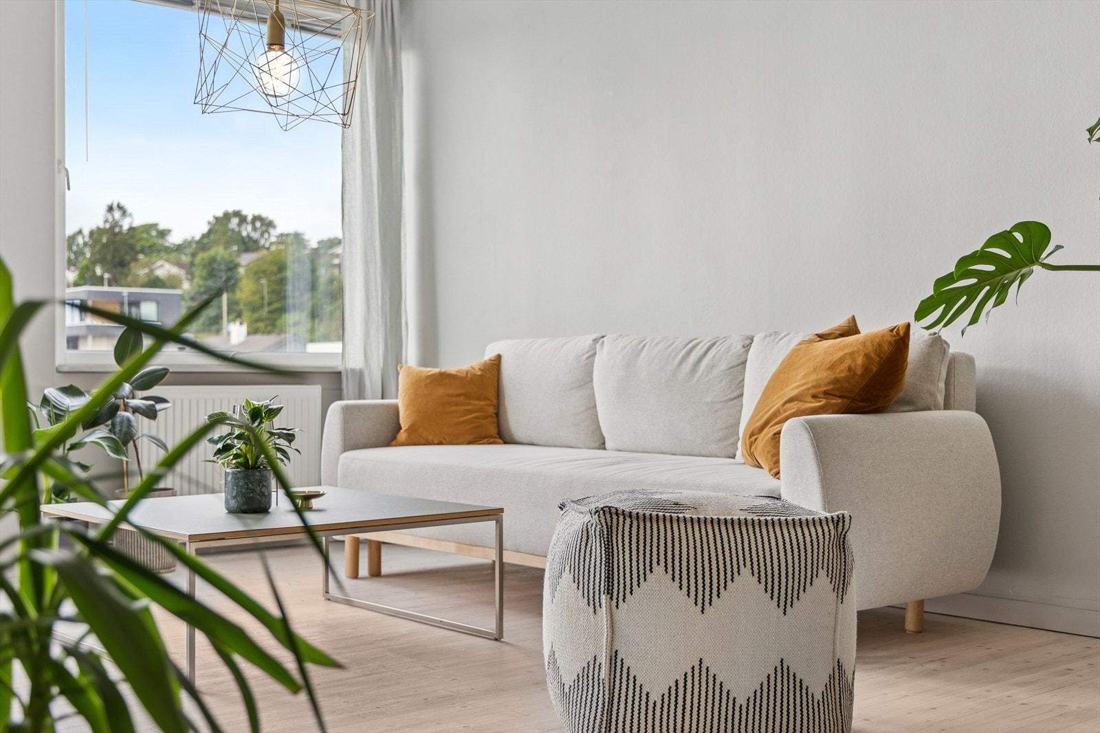 Store vinduer sammen med terrassedør gir rikelig med tilgang på naturlig dagslys. Galleribilde