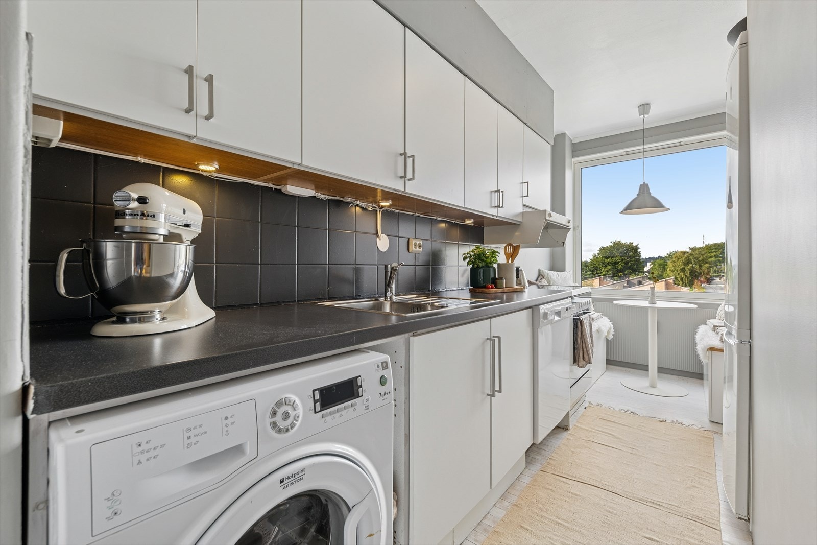 Kjøkkenet ligger i tilknytning til gangen og har en praktisk innredning langs én vegg, som gir effektiv utnyttelse av rommet. Galleribilde