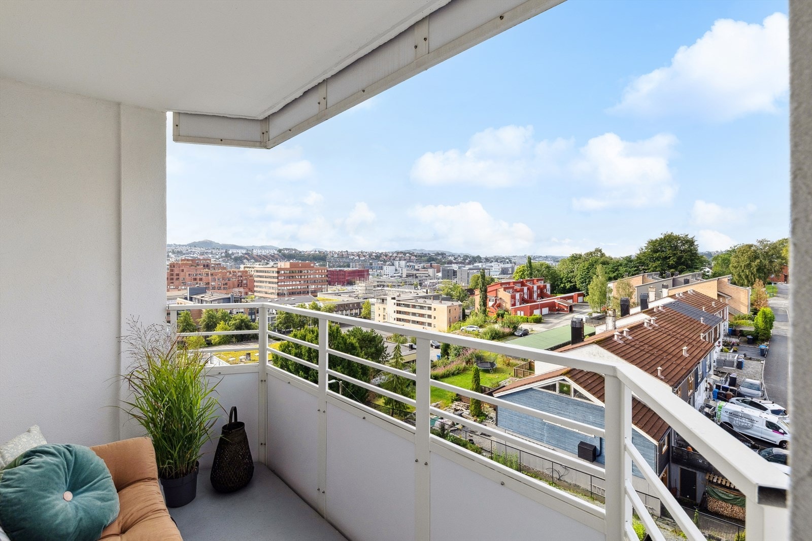 Fra stuen er det adkomst til en solrik balkong på ca. 5 kvm - Her kan solen og den flotte utsikten nytes! Galleribilde