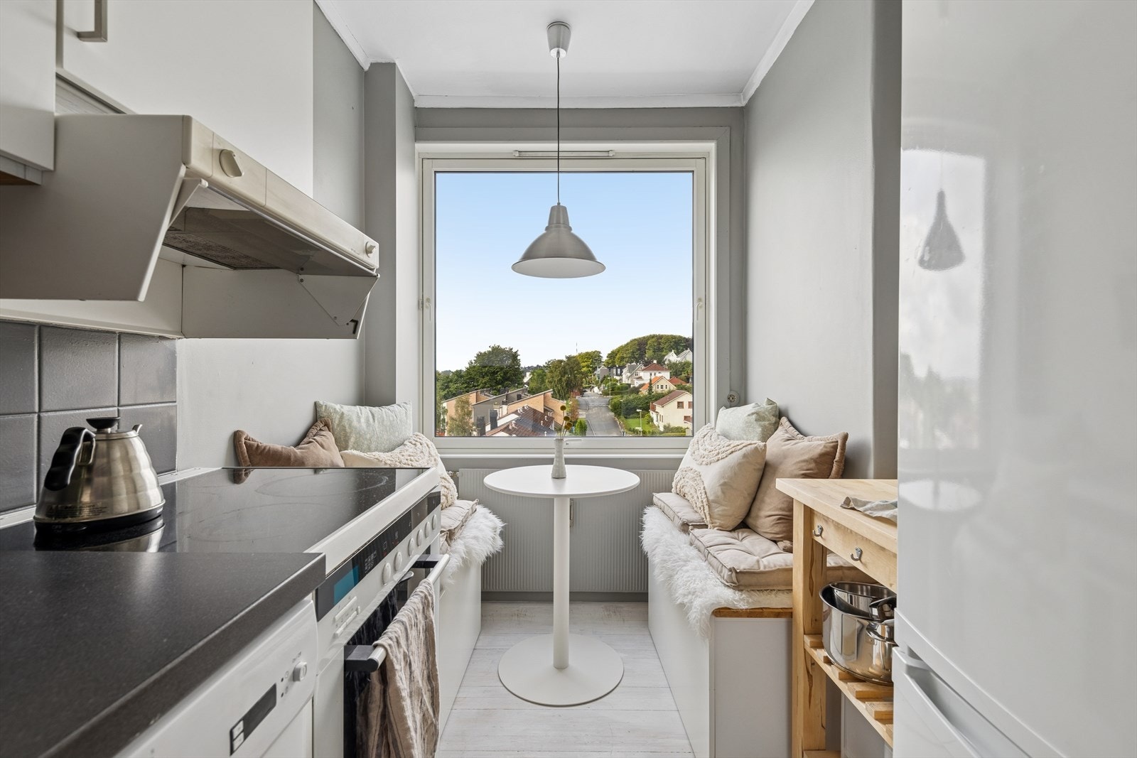 Over benkeplaten er det fliser, stikkontakter og god belysning under overskapene som sikrer godt arbeidslys. Galleribilde