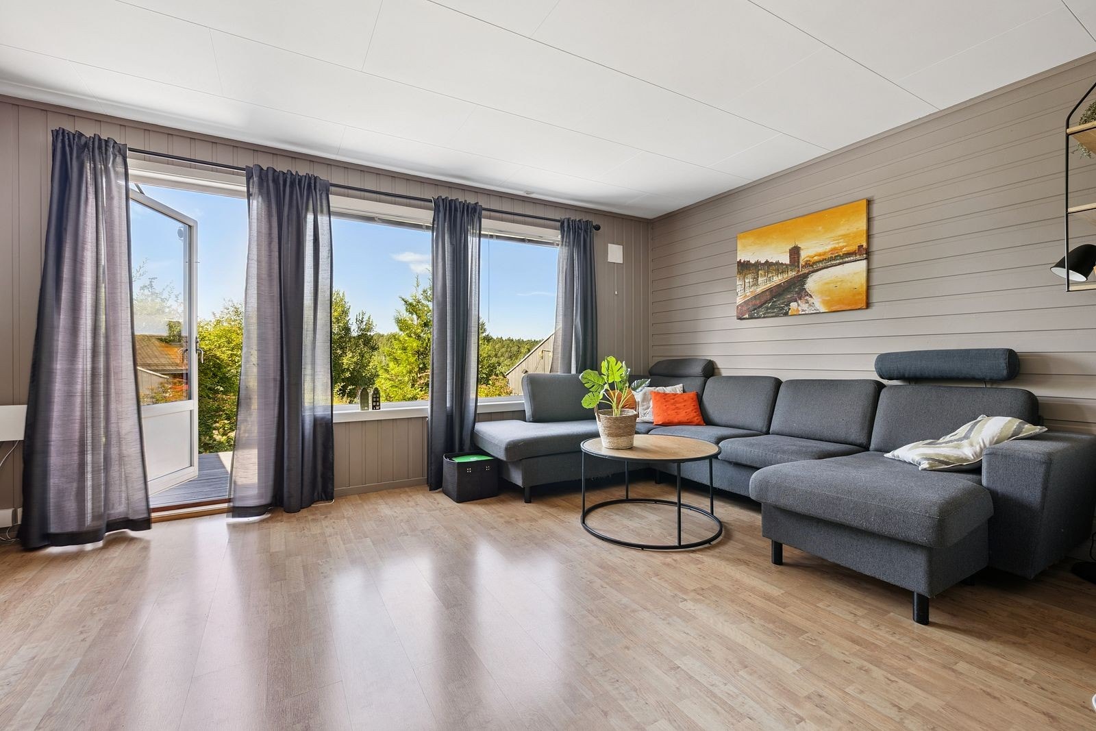 Velkommen til Skyttelen 5! Stuen har store vinduersom gir et godt og naturlig lys i boligen. Galleribilde