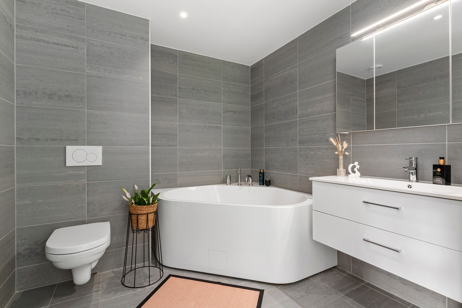 Boligen har to fullt utstyrte bad. Badet i hovedetasjen har badekar. Galleribilde