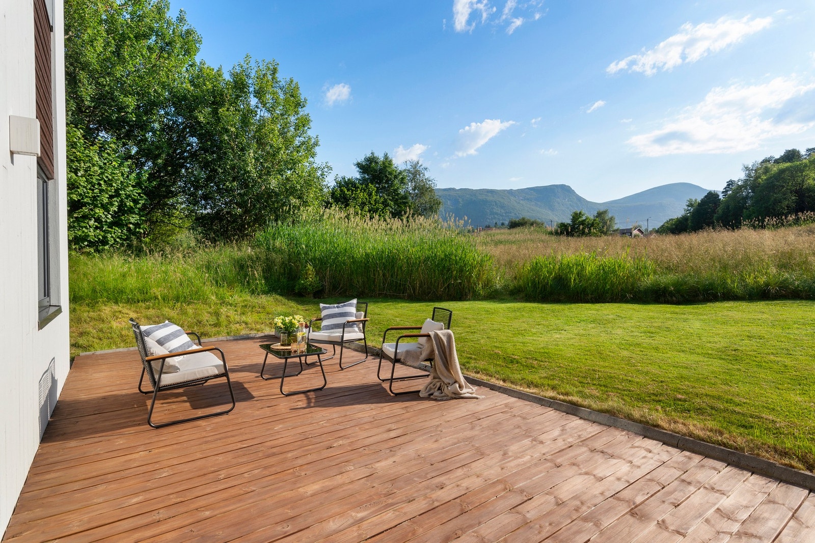 Fint uteområde med terrasse og hage. Galleribilde