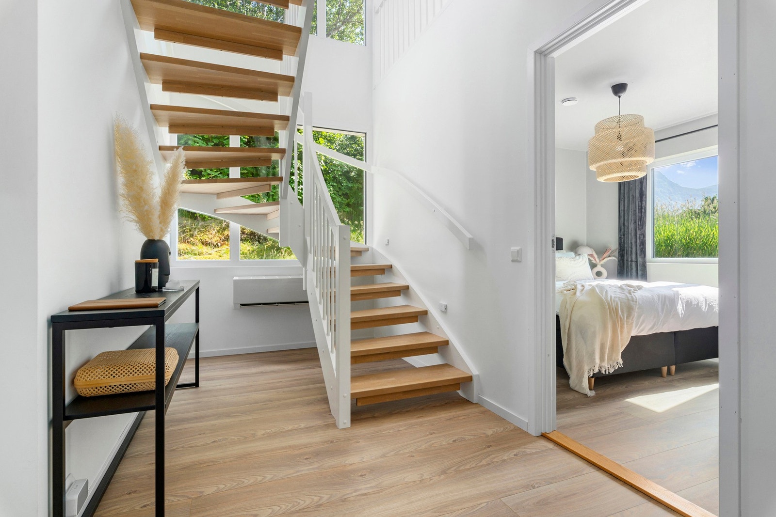 I tillegg til vedfyring holder boligen jevn temperatur med varmepumpe. Galleribilde